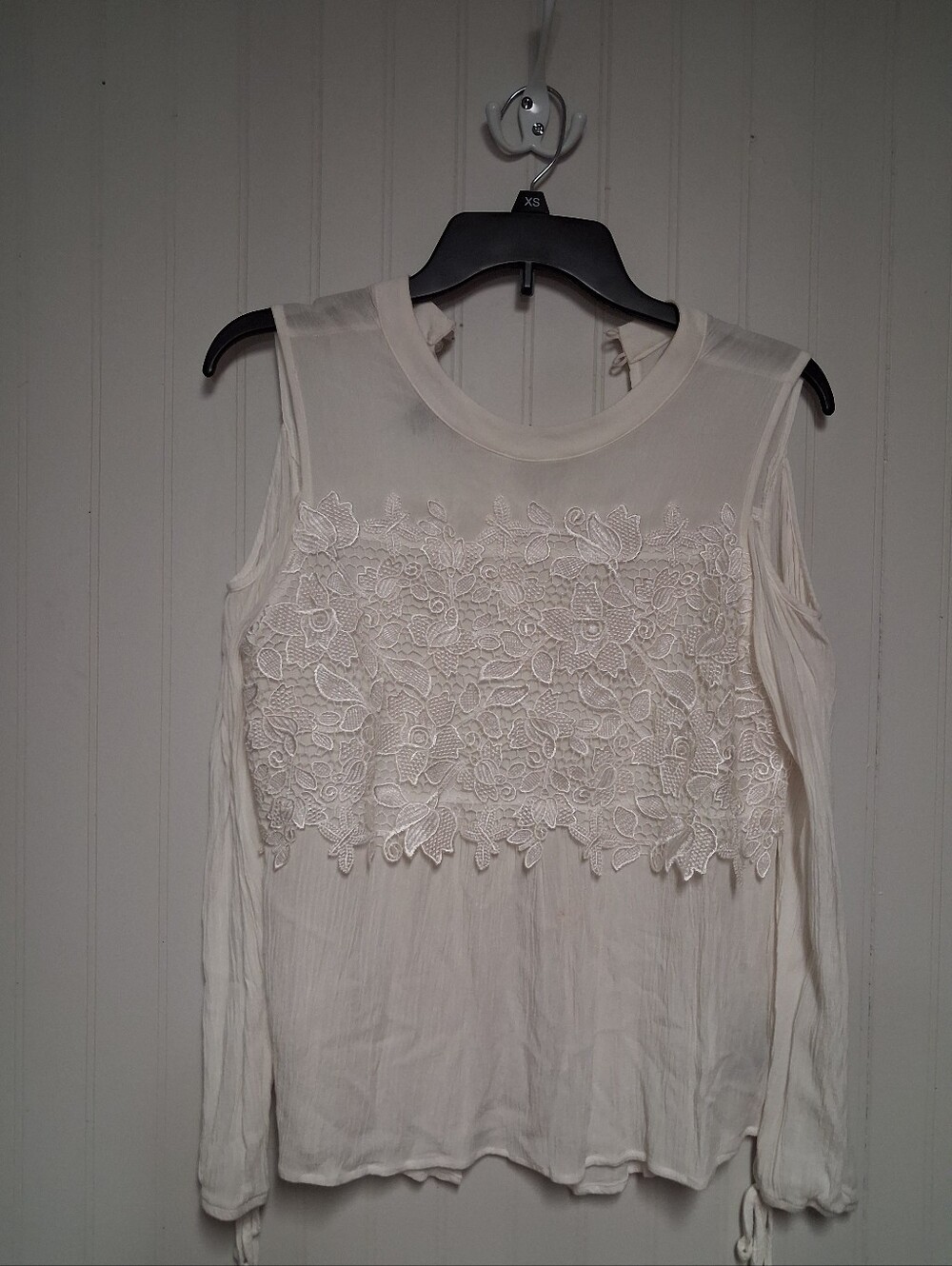 A. Byer White Crinkle Cold Shoulder Lace Panel Long Sleeve Top Size M